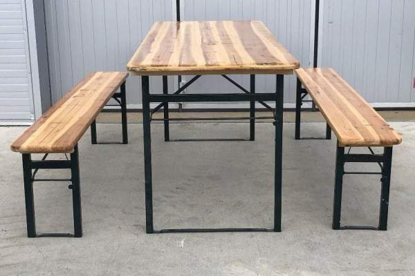 Bord med två bänkar